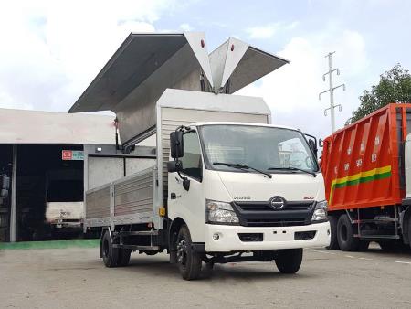 Xe tải 5 tấn thùng kín cánh dơi Hino XZU730L